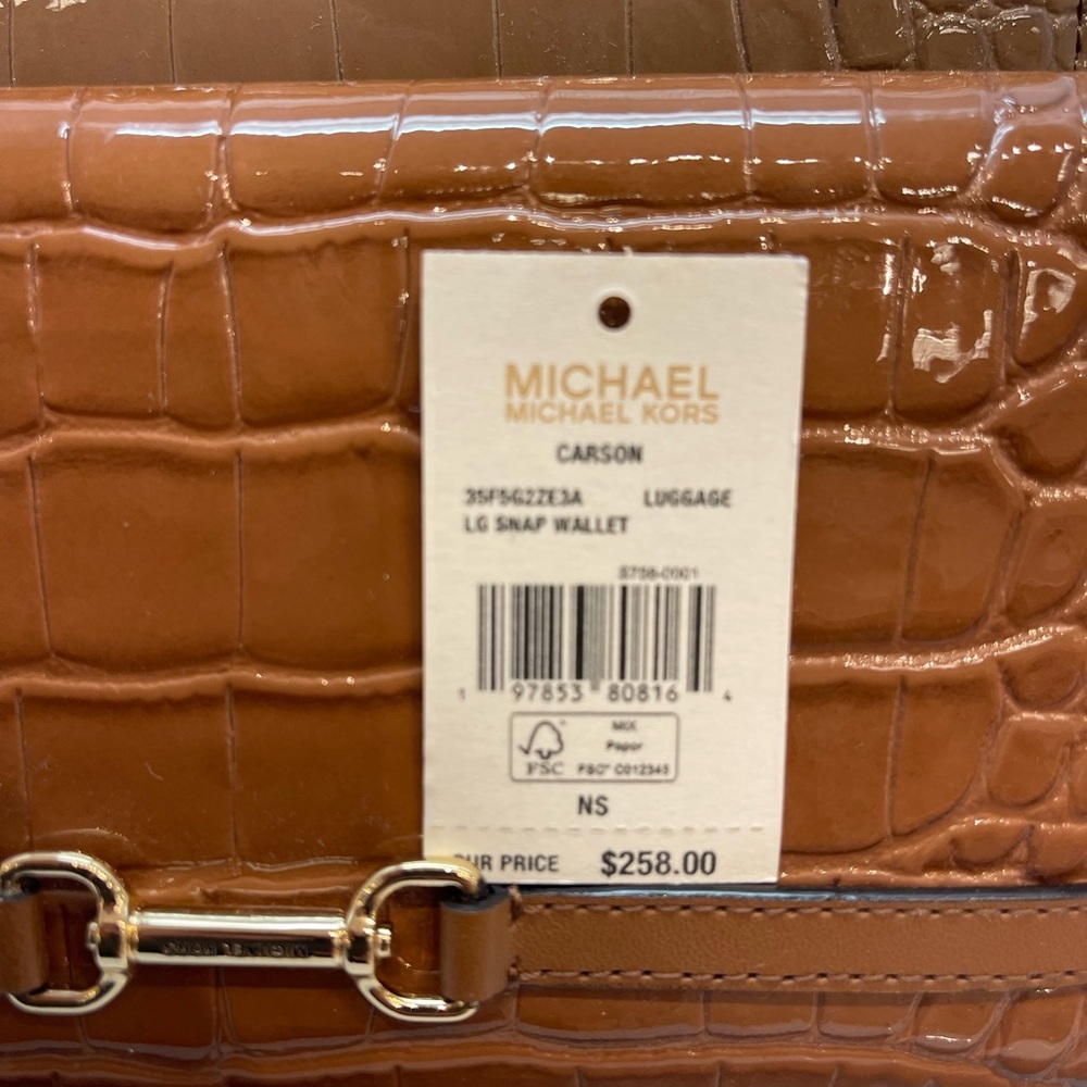 MICHAEL KORS Carson Large Snap Crocodile Embossed Bifold Wallet
Luggage
NWT - Picture 10 of 16